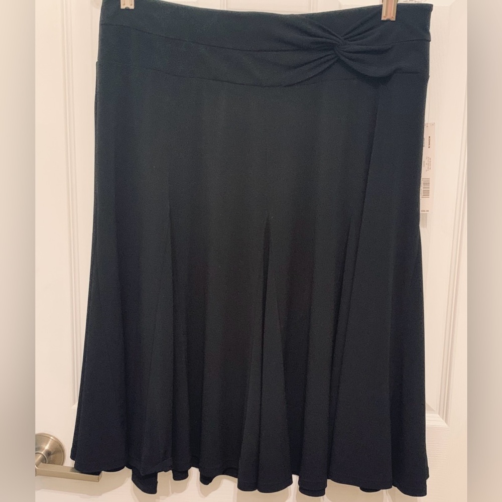 Apt. 9 Stretch Black Skirt• Godet Seams• Twist Accent on Waistband• Sz M• NWT